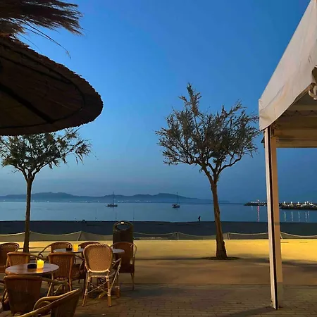 Cozy With Large Beachfront Terrace Apartman L' Escala