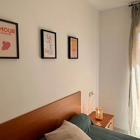 Apartman Cozy With Large Beachfront Terrace *